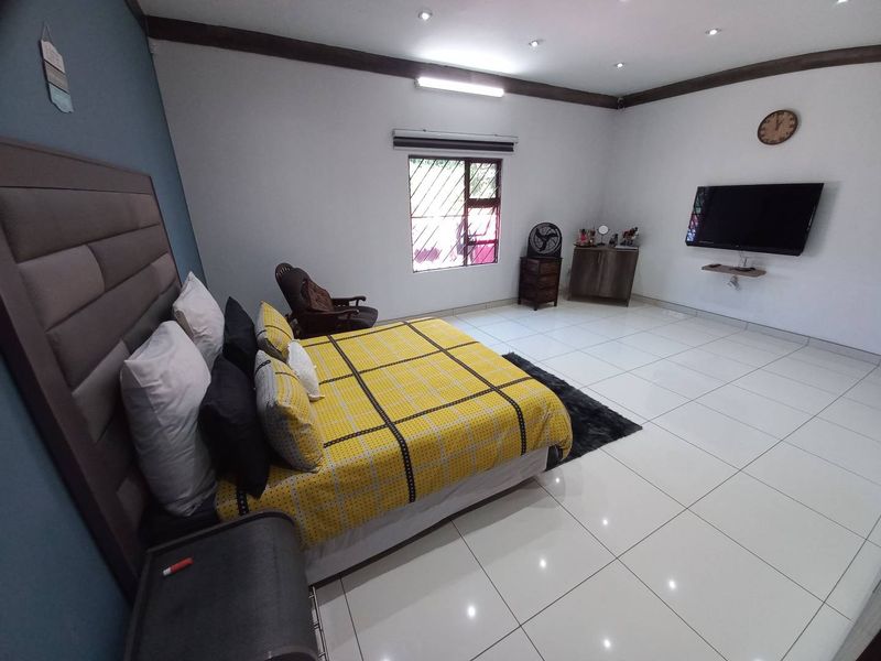 Exceptional Dual-Residency Property in Prime Location - Photo 9