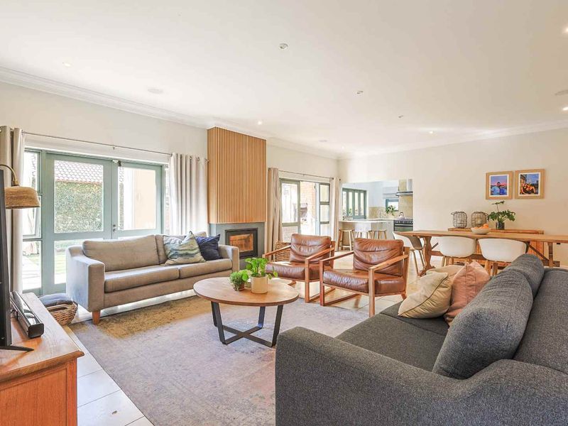 Elegant 5-Bedroom Family Residence in an Exclusive Secure Estate - Photo 10