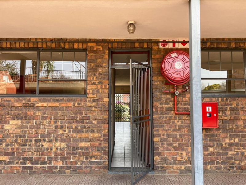 Modern ground floor pet friendly unit - Photo 3