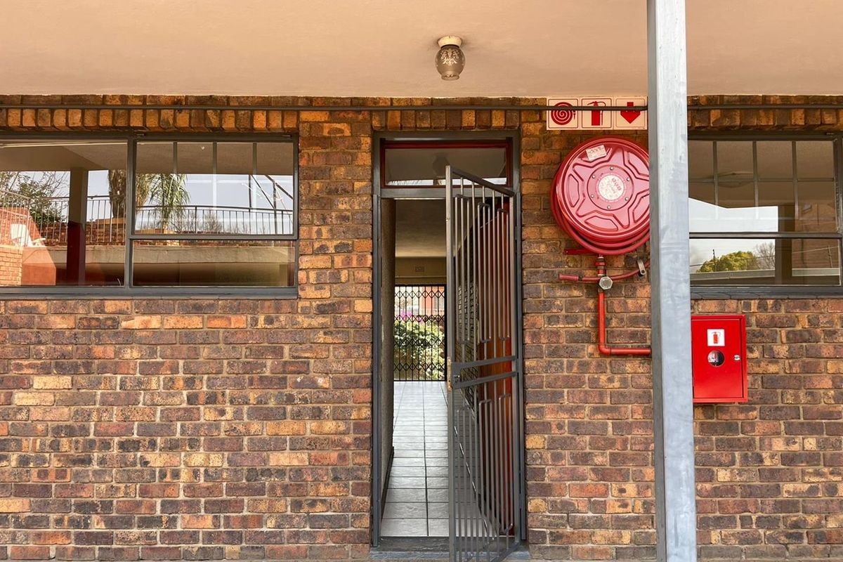 Modern ground floor pet friendly unit - Photo 3