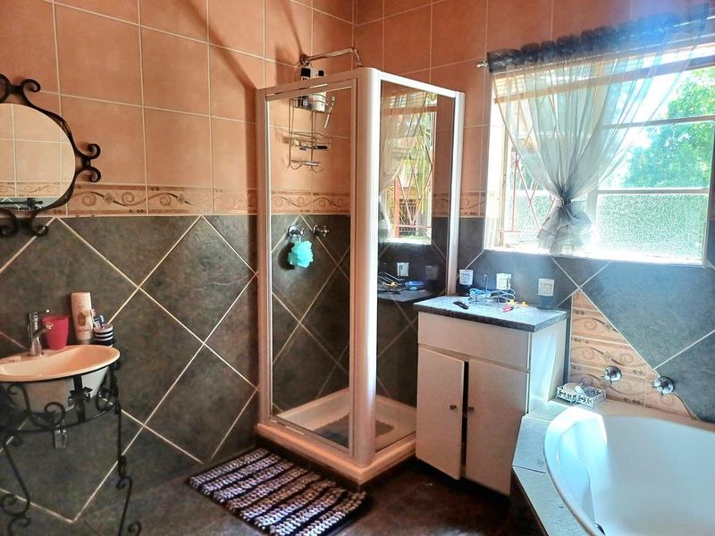 Well positioned, Family Home with 2 Flats, a Borehole and Swimming pool - Photo 10