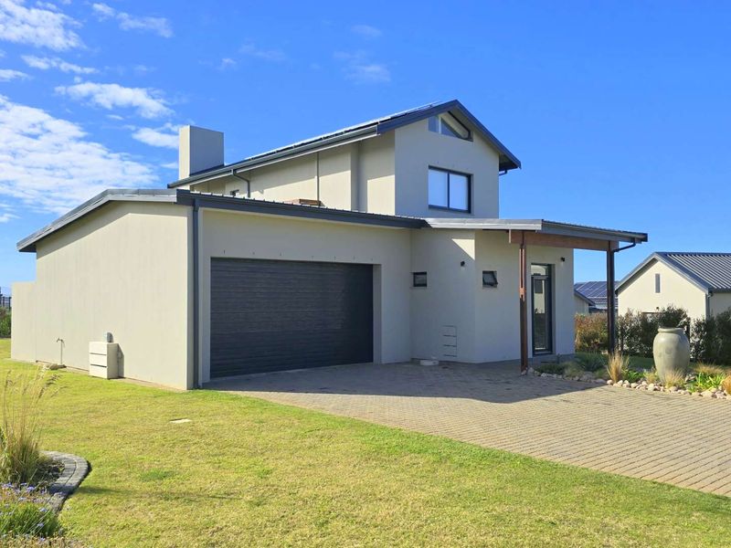 Cozy family home offering stunning sea views from the upstairs bedrooms, - Photo 1