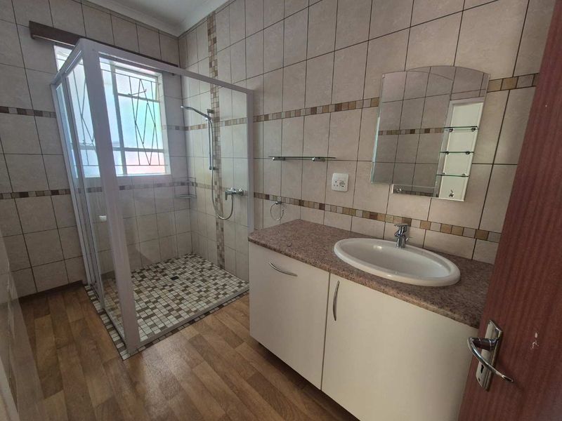 Luxury Hill Family home with a beautiful view - Photo 8