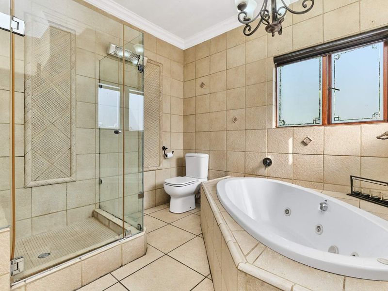 "Entertainer's Dream: Luxury Home in St. Andrews Estate" - Photo 10