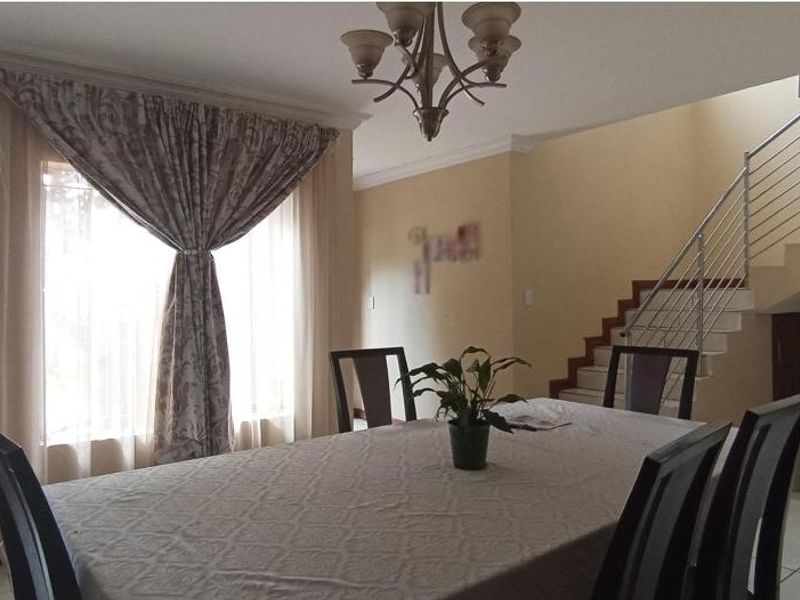 Stunning House In Rooihuiskraal - Photo 8