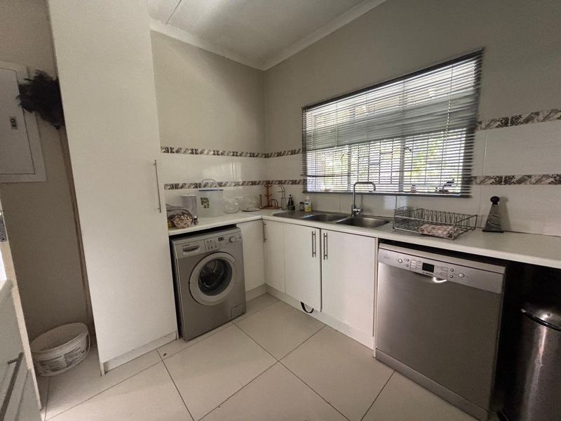 3 Bedroom House for sale in Mondeor - Photo 10