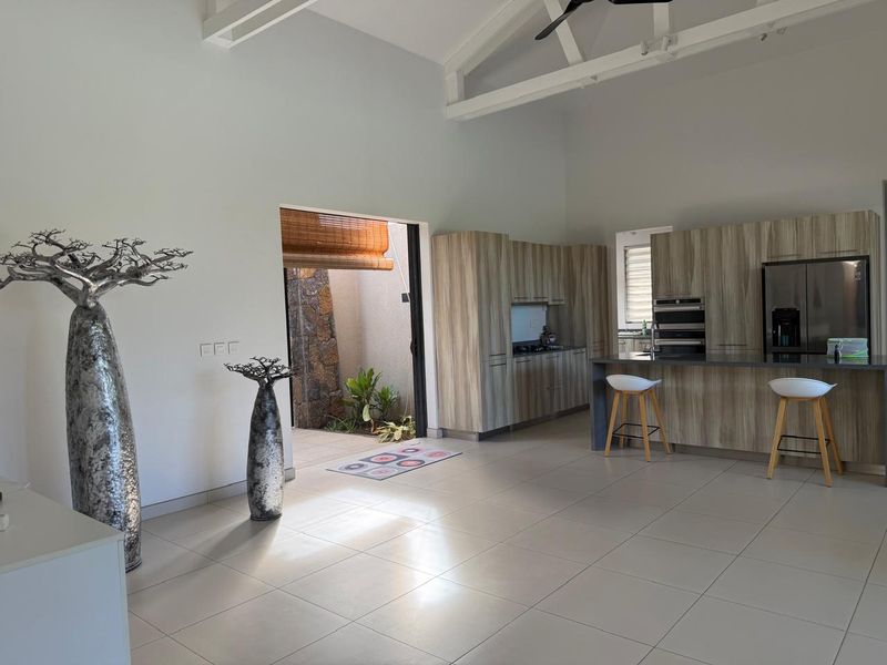 Coastal Family Living in the Heart of Péreybère - Photo 9