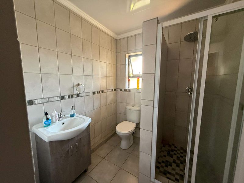 Private 1-Bedroom Duplex Garden Cottage to Let – Fontainebleau - Photo 4