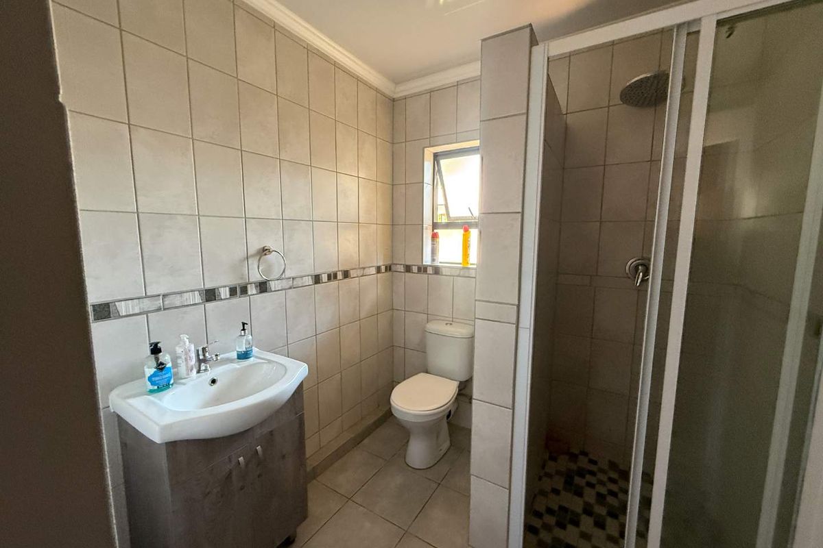 Private 1-Bedroom Duplex Garden Cottage to Let – Fontainebleau - Photo 4