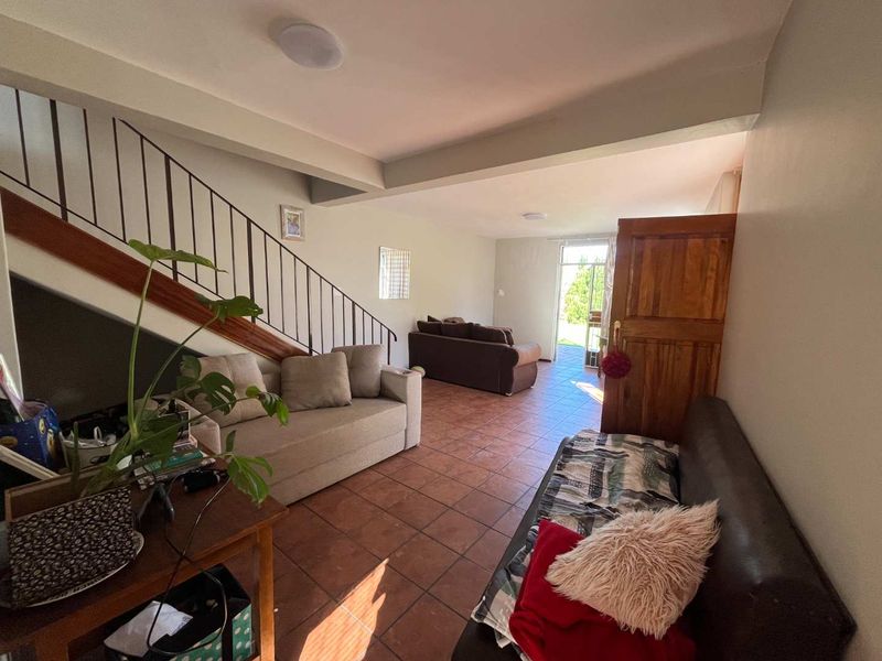 Charming 2-Bedroom Townhouse in Secure Complex - Photo 2