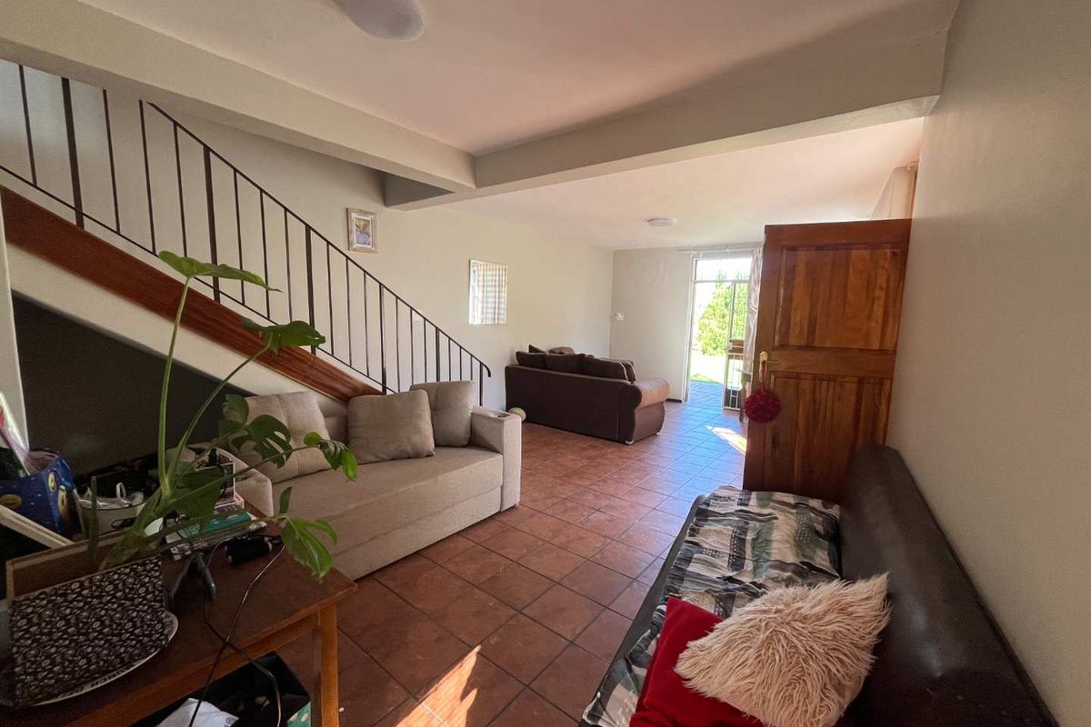 Charming 2-Bedroom Townhouse in Secure Complex - Photo 2