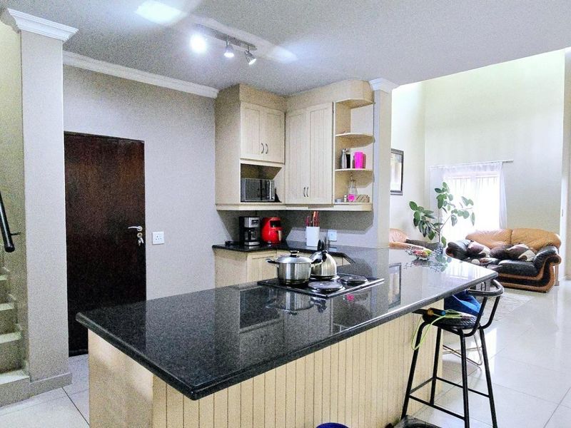 Beautiful 4 Bedroom Home in Sought-after Estate - Photo 10