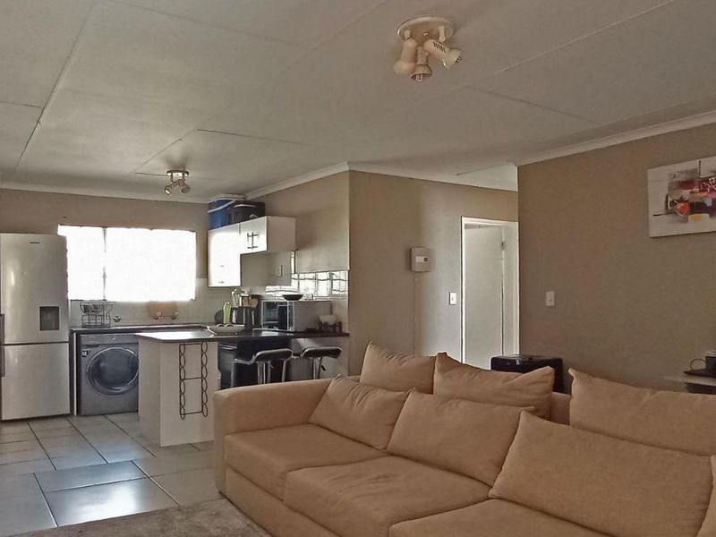 2 BEDROOM UPSTAIRS UNIT FOR SALE IN FAERIE GLEN - Photo 2