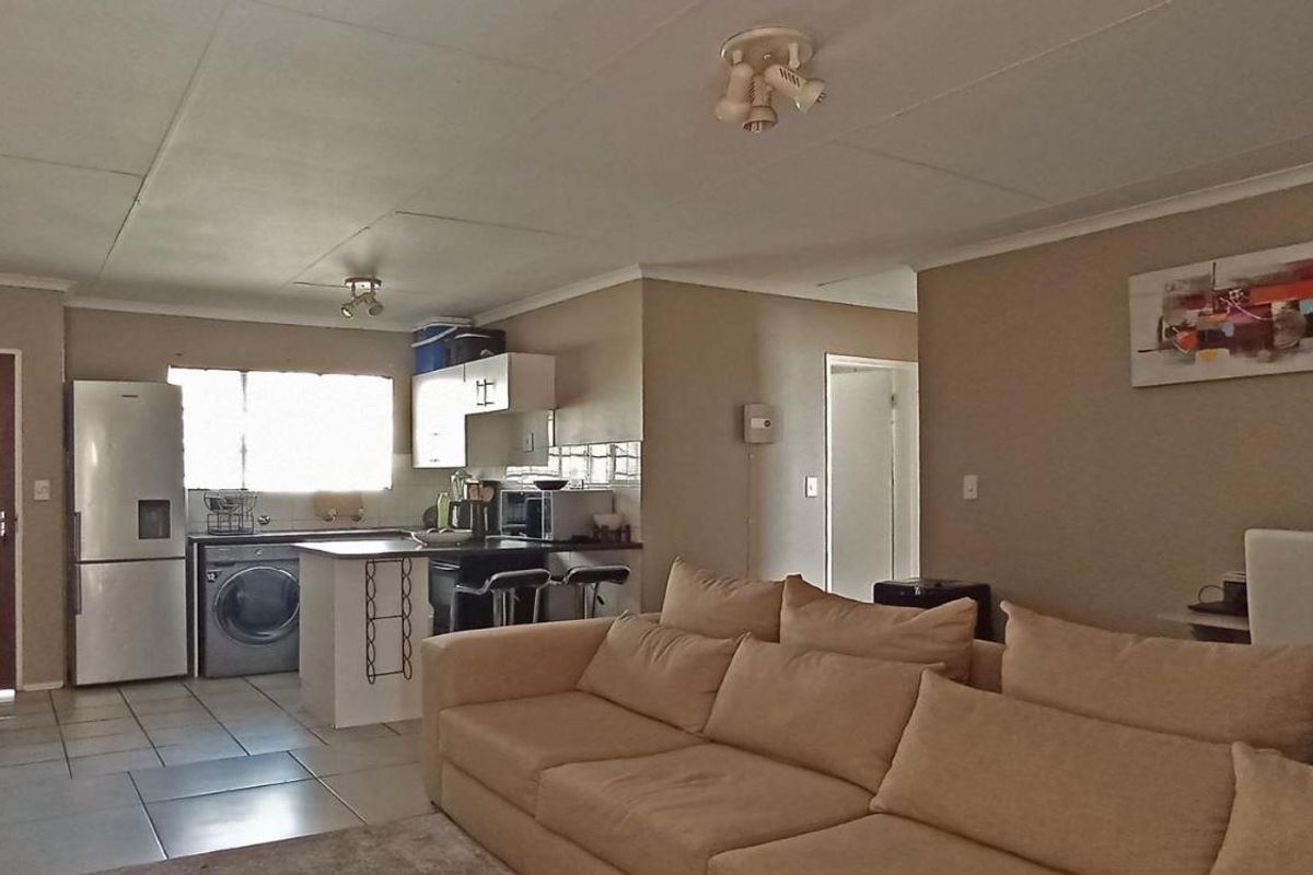 2 BEDROOM UPSTAIRS UNIT FOR SALE IN FAERIE GLEN - Photo 2