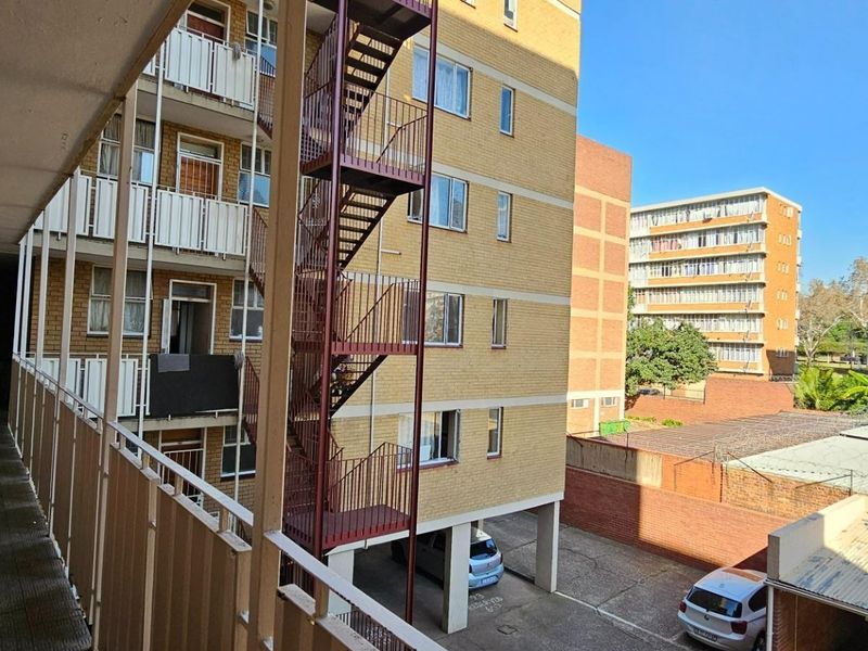 Spacious 3-Bedroom Apartment in the Heart of Sunnyside — Comfort, Convenience & City Living! - Photo 3