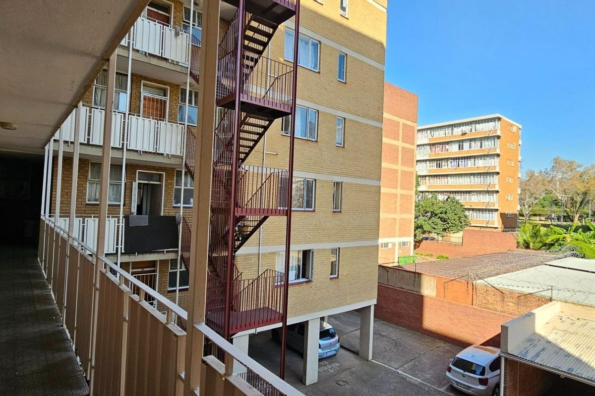 Spacious 3-Bedroom Apartment in the Heart of Sunnyside — Comfort, Convenience & City Living! - Photo 3