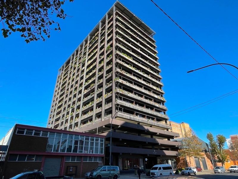 Chic Bachelor Apartment in Vibrant New Doornfontein - Photo 2