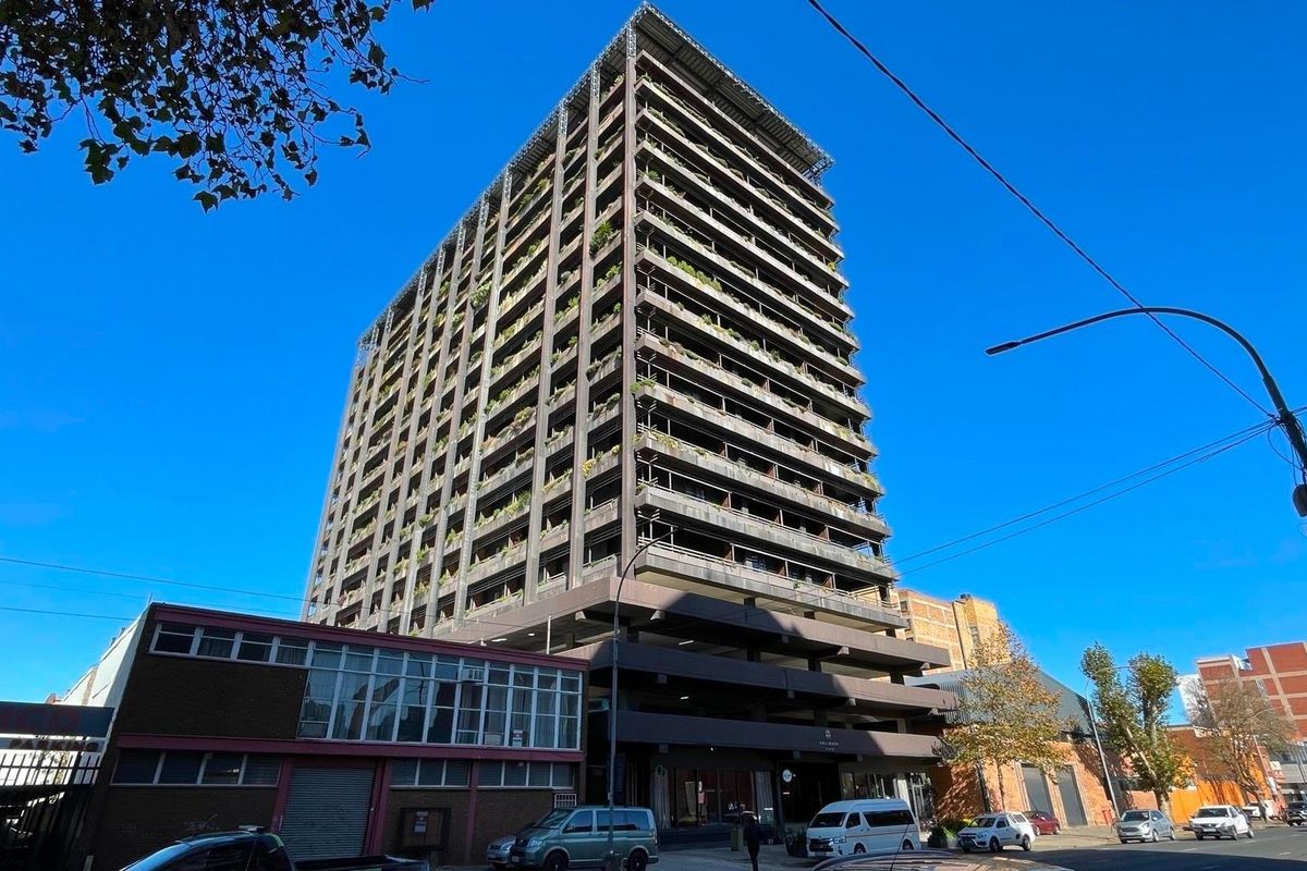 Chic Bachelor Apartment in Vibrant New Doornfontein - Photo 2