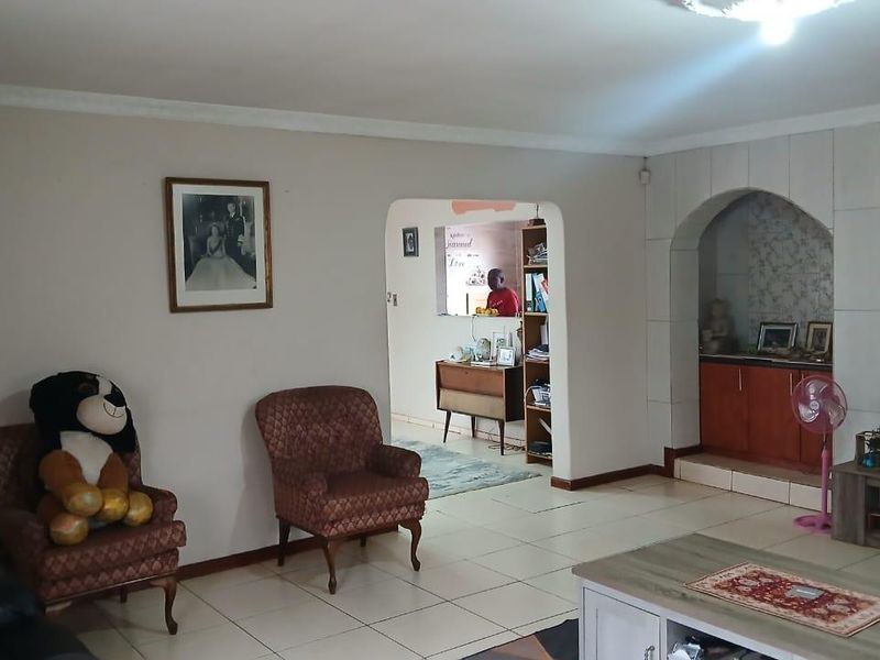 **Immaculate 3 Bedroom House in Palm Ridge** - Photo 7