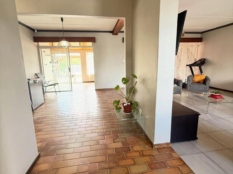 Spacious Family Home with Flat in Prime Eros Park Location - Photo 3