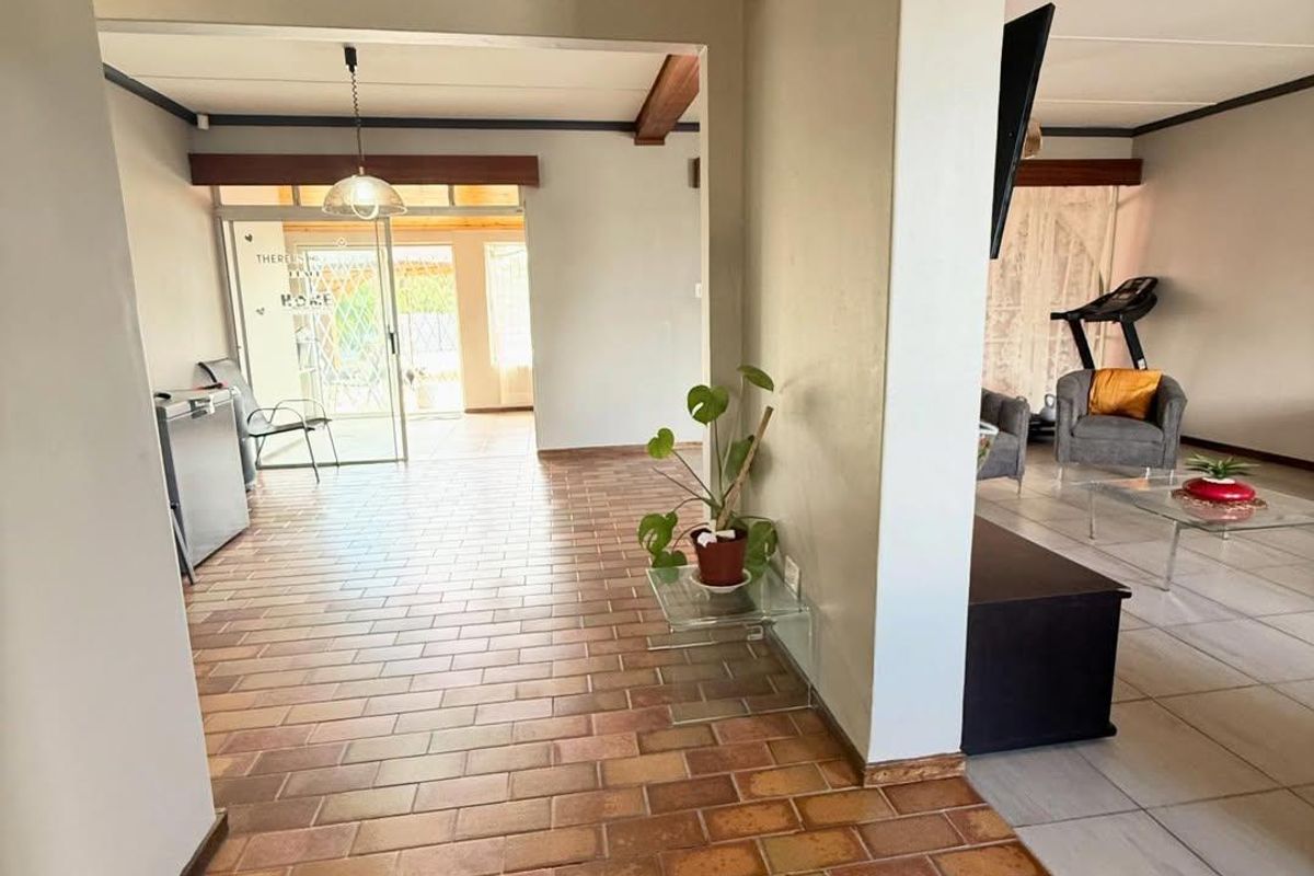 Spacious Family Home with Flat in Prime Eros Park Location - Photo 3