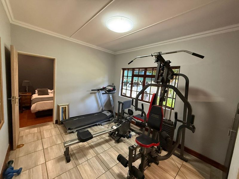 Spacious 5 Bedroom Home with Flatlet - Investor's Dream! - Photo 6