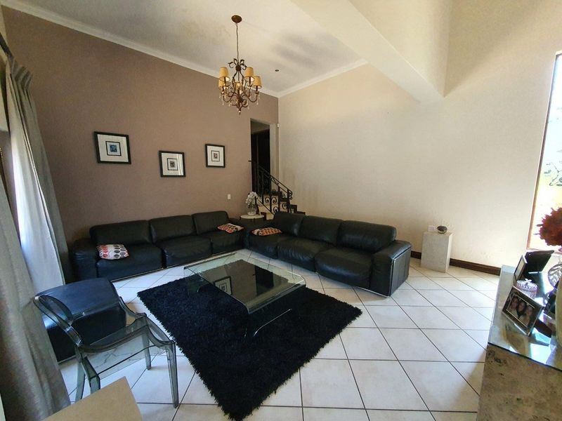 Elegant Family Living in the Prestigious Featherbrooke Estate - Photo 6