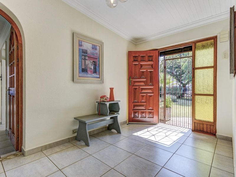 EXCEPTIONALLY NEAT FAMILY HOME IN THE UPMARKET ESTATE OF MOREHILL CLOSE - Photo 2