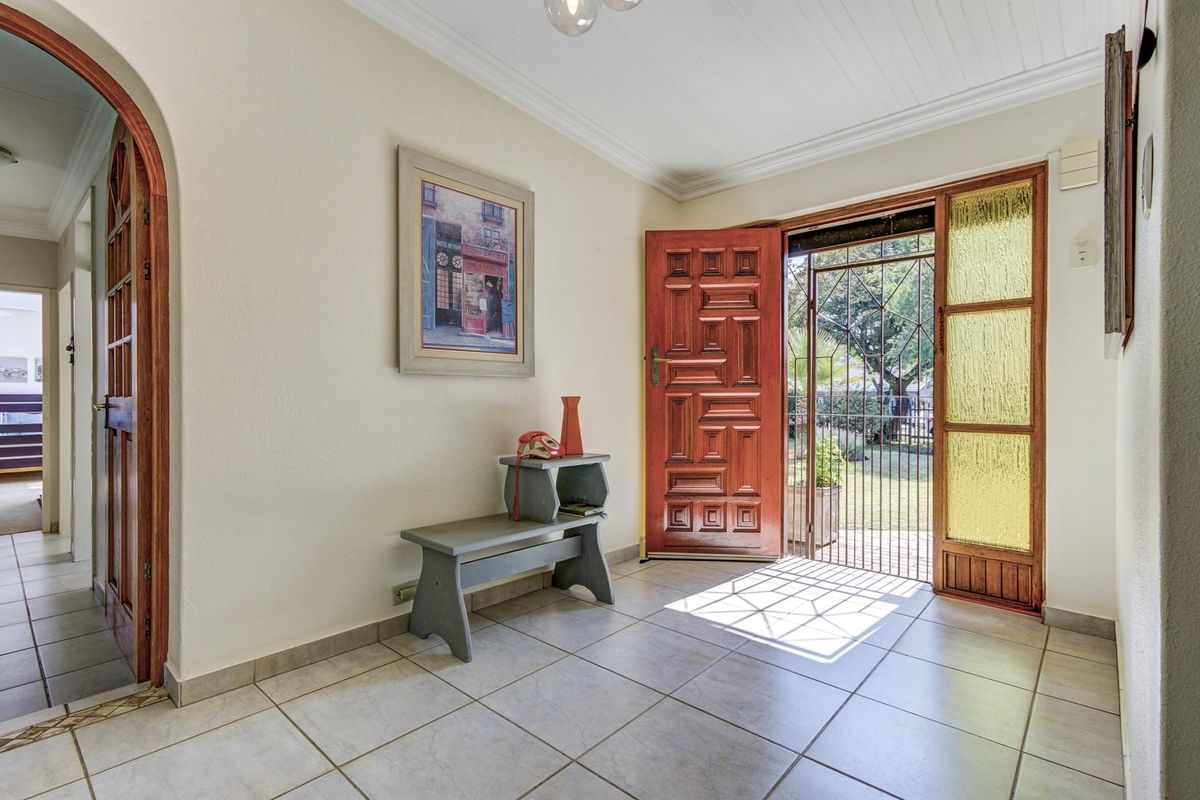 EXCEPTIONALLY NEAT FAMILY HOME IN THE UPMARKET ESTATE OF MOREHILL CLOSE - Photo 2