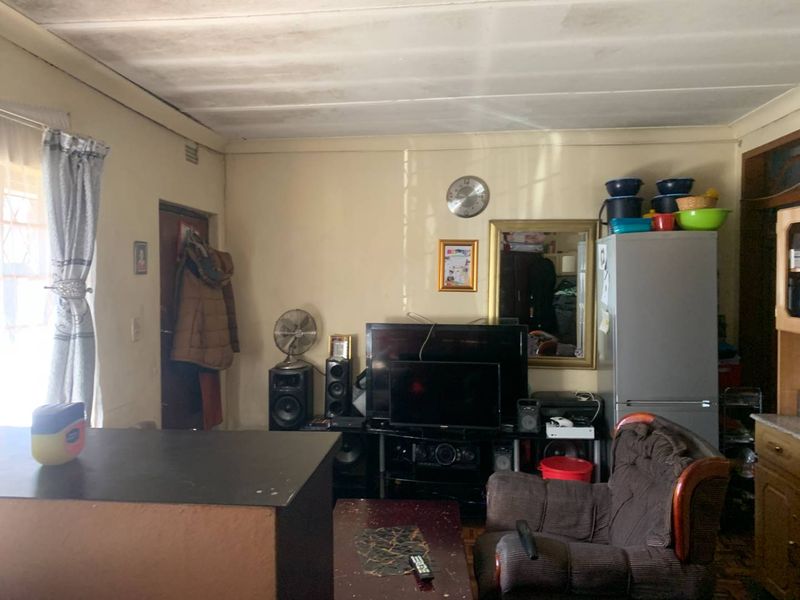 Exceptional Investment Opportunity: Dual 3-Bedroom Houses with Rental Income Potential - Photo 4