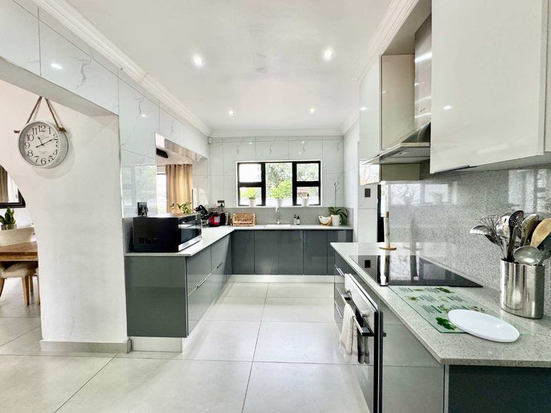 Hendra Estates - Exquisite, Large Family Home For Rent In Umhlanga!! - Photo 5