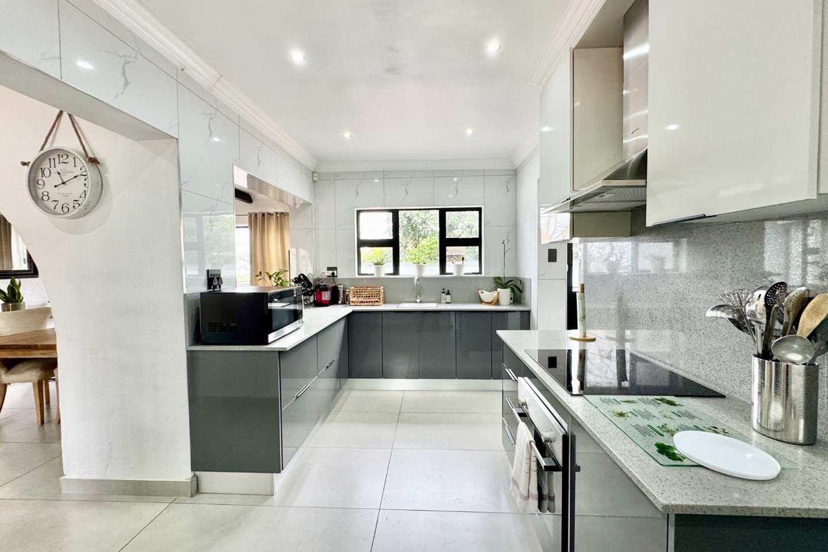 Hendra Estates - Exquisite, Large Family Home For Rent In Umhlanga!! - Photo 5