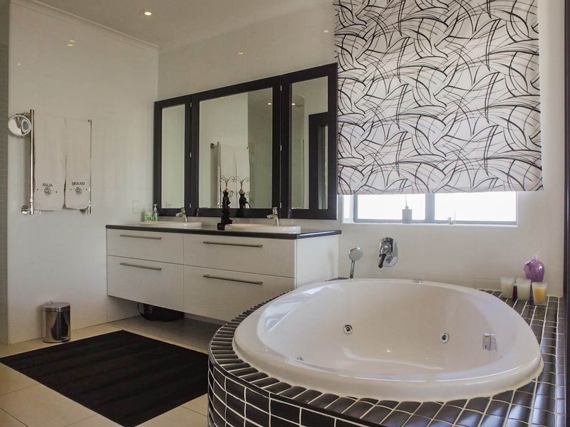 Beautiful family home with flatlet in Baronetcy Estate, Plattekloof. - Photo 5