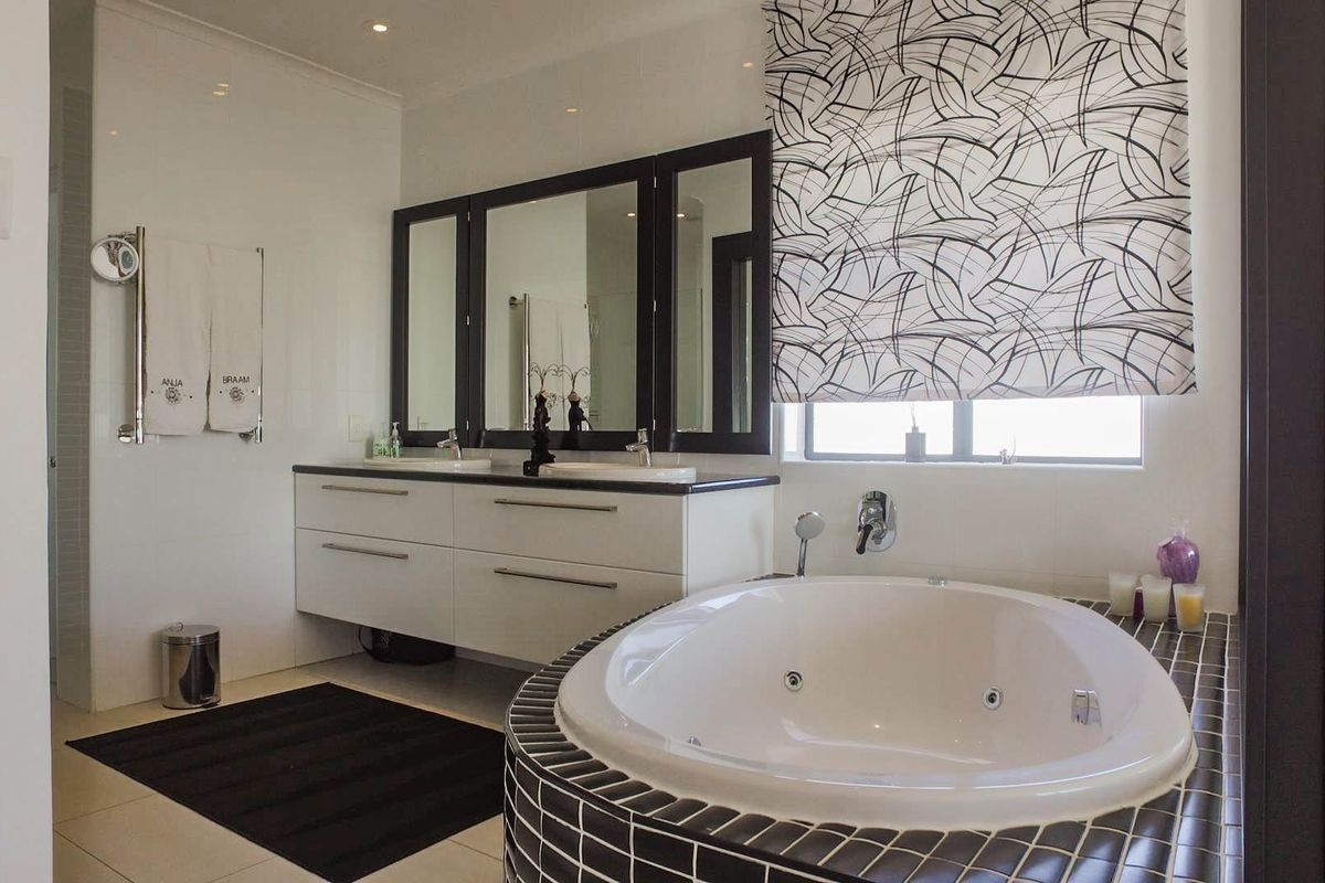 Beautiful family home with flatlet in Baronetcy Estate, Plattekloof. - Photo 5