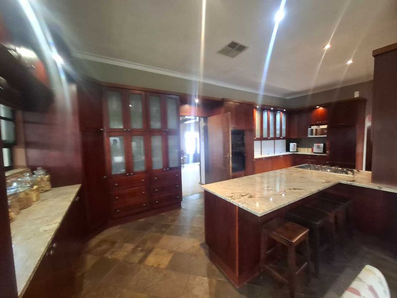 Home with three flats & a home office - Photo 7