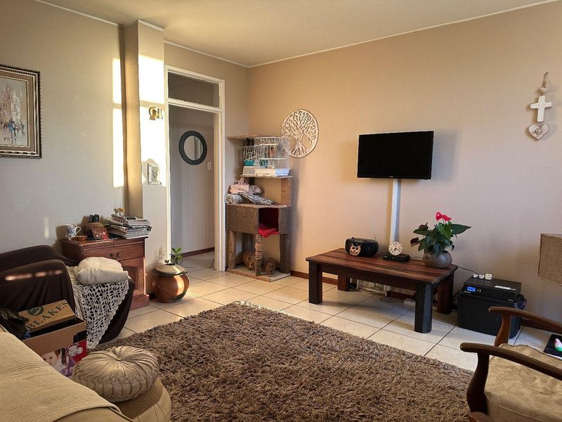 Spacious Centrally Located Apartment In Chrismar - Photo 2