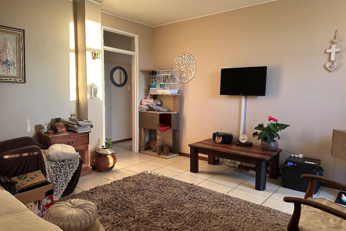 Spacious Centrally Located Apartment In Chrismar - Photo 2