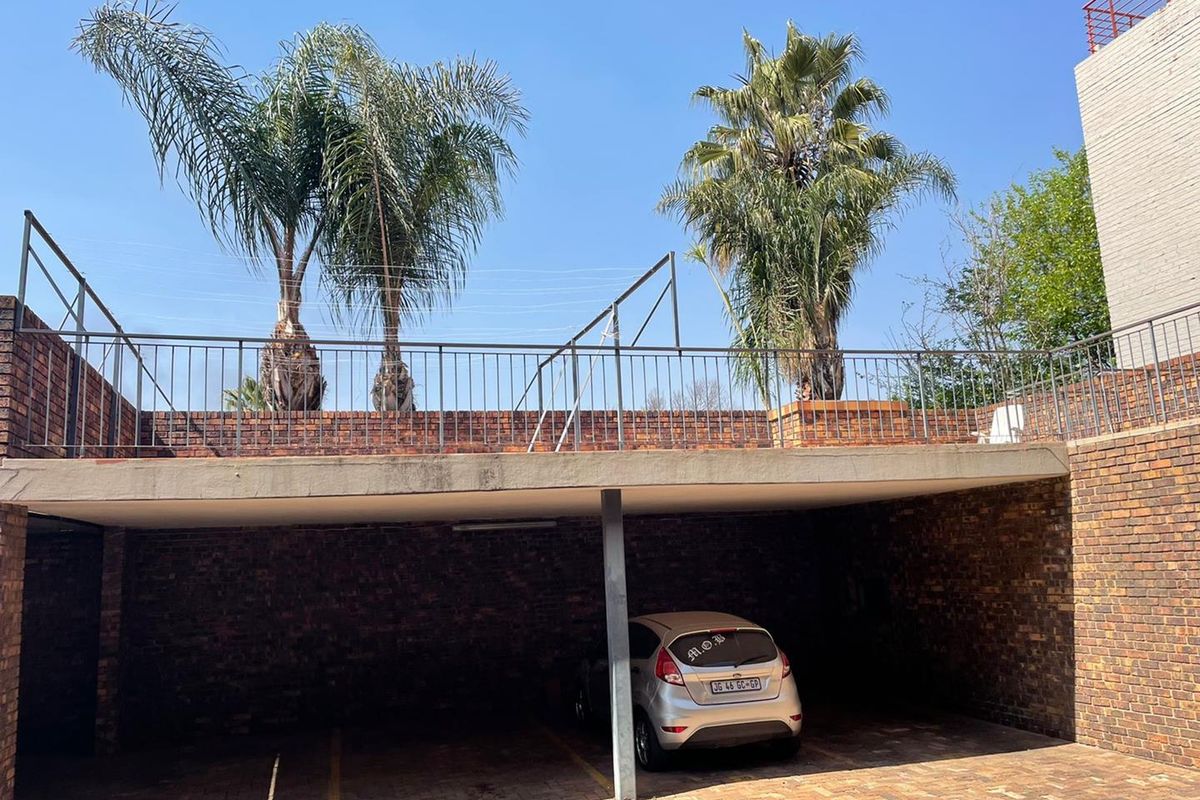 Modern ground floor pet friendly unit - Photo 5