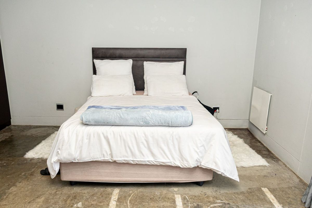 Spacious Luxury Bachelor Apartment FOR SALE in Maboneng - Photo 3
