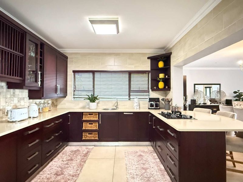 4-Bedroom Waterfront Home with Direct Access to the Golf Course - Photo 4