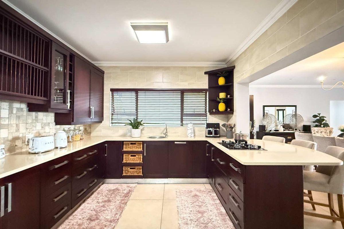 4-Bedroom Waterfront Home with Direct Access to the Golf Course - Photo 4