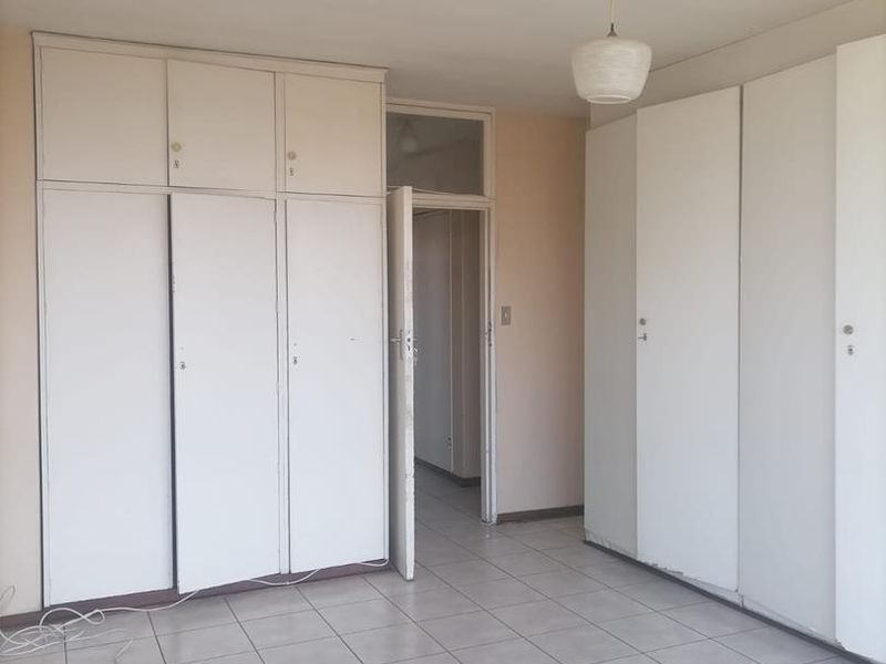 Spacious 2.5 Bedroom Apartment for Sale in Sunnyside - Photo 8