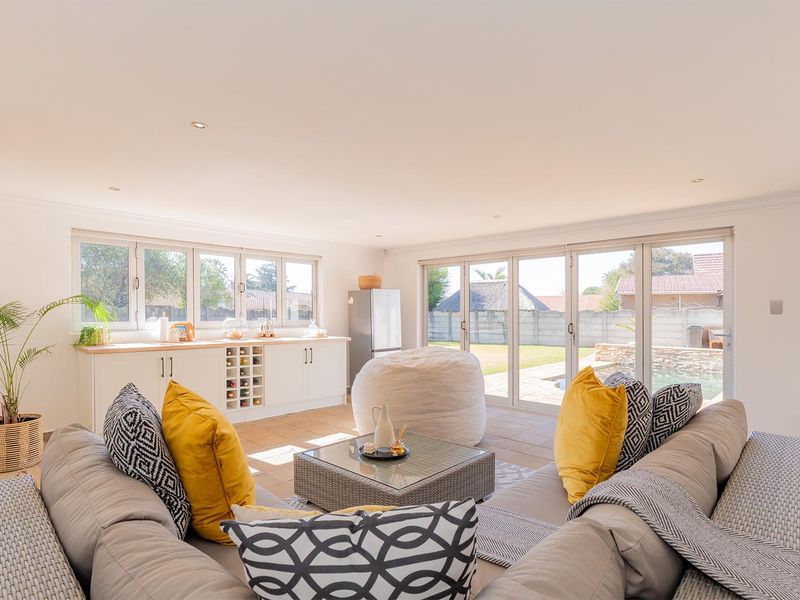 Modern 3-Bedroom Entertainer’s Dream Home with Jacuzzi Room & Heated Pool in Birch Acres - Photo 5