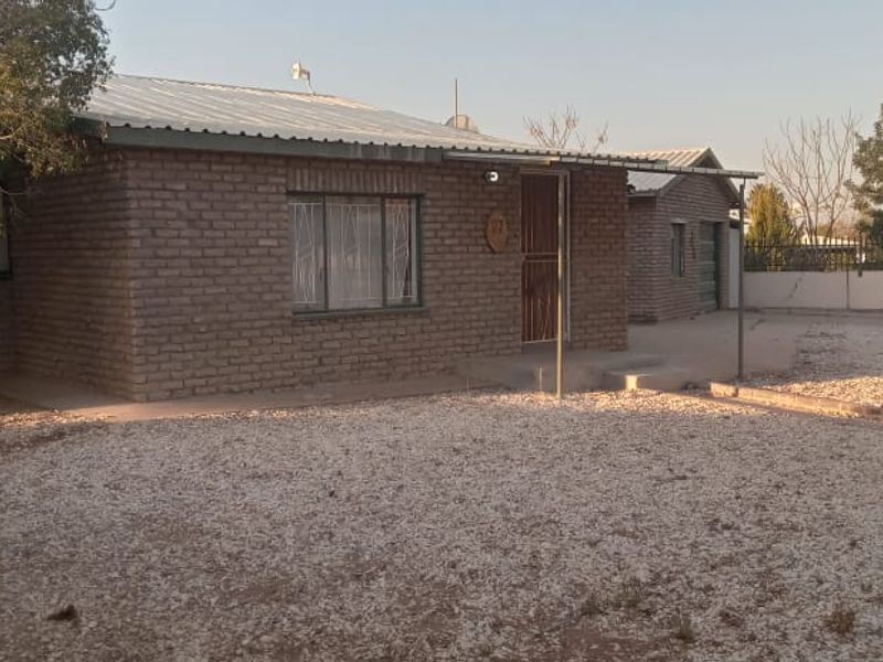 Spacious 3-Bedroom Family Home on Large Erf - Ideal for Expansion or Investment! - Photo 2