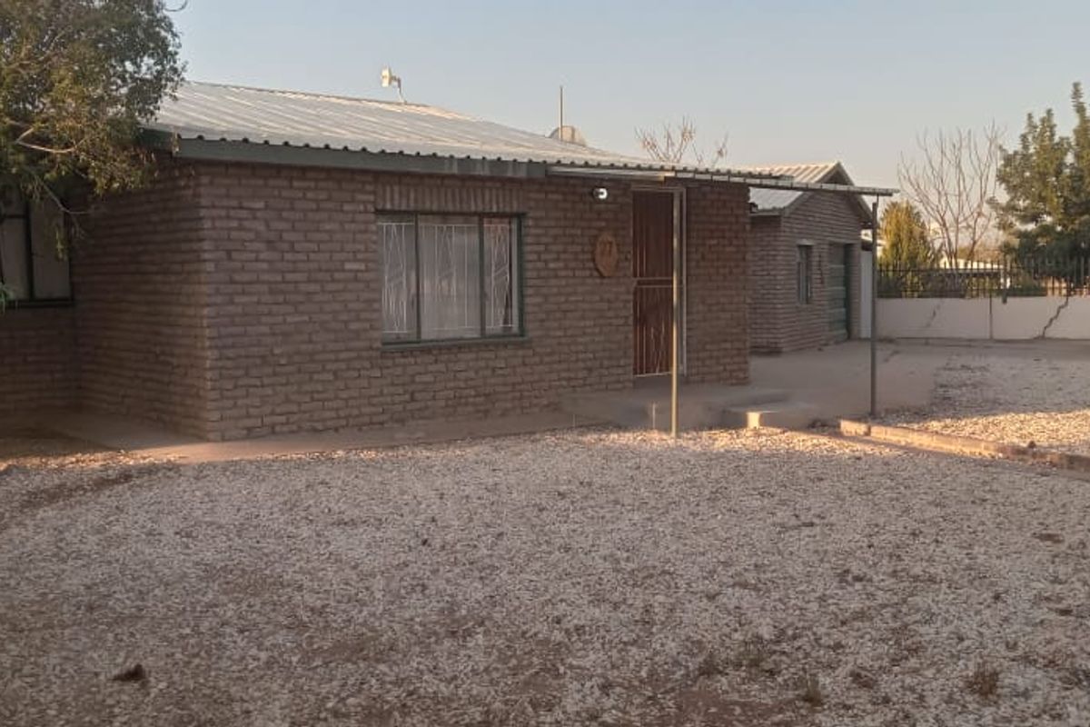 Spacious 3-Bedroom Family Home on Large Erf - Ideal for Expansion or Investment! - Photo 2