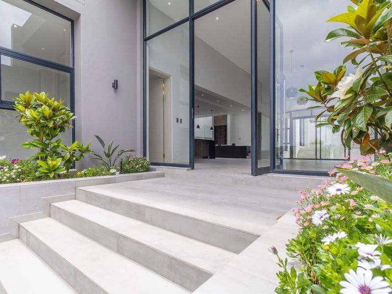 Newly Built Modern Family Home in Waterfall Country Estate - Photo 2