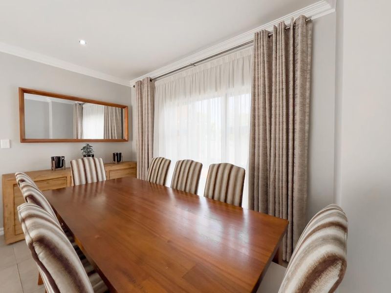 Modern corner stand luxury! - Photo 10