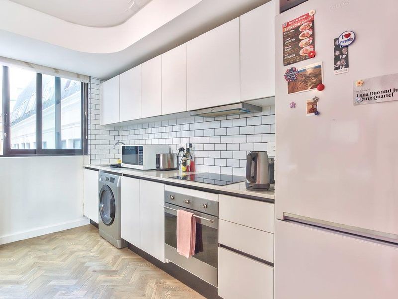 Stylish City Living and Airbnb with Iconic Design & good Views - Photo 8