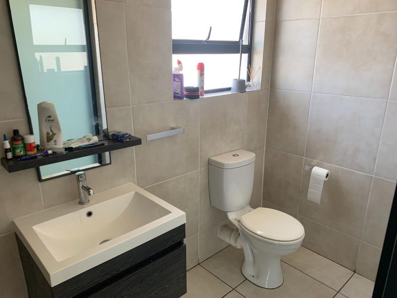 **Spacious 2-Bedroom Apartment for Sale in Stanley Park, Oakdene, Johannesburg** - Photo 10