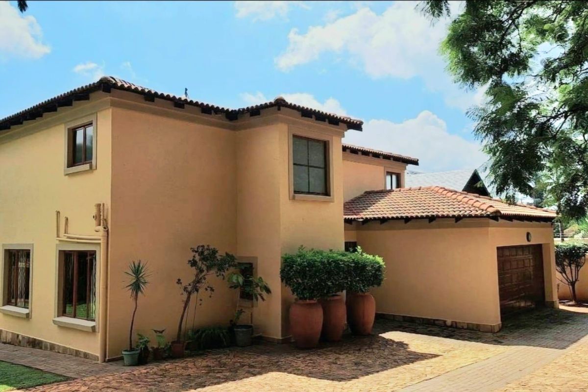 Elegant Family Home – Prime Location Adjacent to Bedfordview - Photo 4